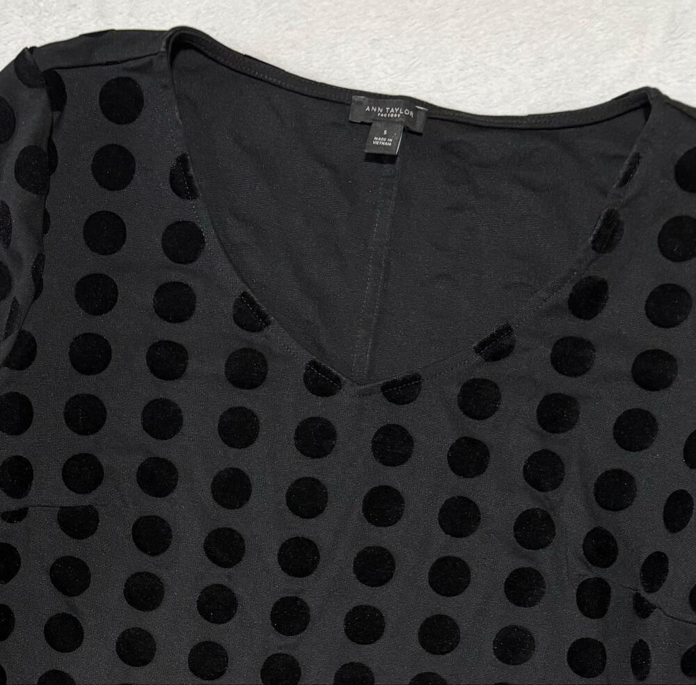 Ann Taylor Factory Blouse Womens Small Black Polka Dot 3/4 Sleeve V-Neck Top